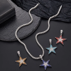 Détail d'une chaîne tennis hip hop avec pendentifs étoiles en diamants multicolores