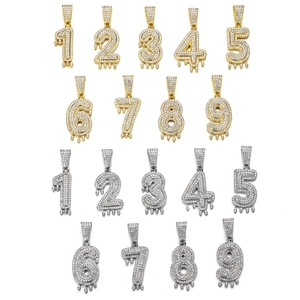 Détail de pendentifs hip hop numéros 1-9 style goutte avec strass incrustés en or et argent