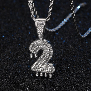 Pendentif chiffre 2 de style hip hop argenté avec strass sur une chaîne torsadée