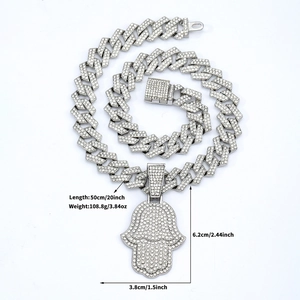 Pendentif main de fatma avec strass et chaîne cubaine argentée de 50 cm pour homme