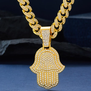 Pendentif Main de Fatma doré Hip-hop avec cristaux brillants sur une chaîne cubaine