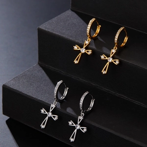 Boucles d'oreilles croix en or et argent avec zircons brillants pavés