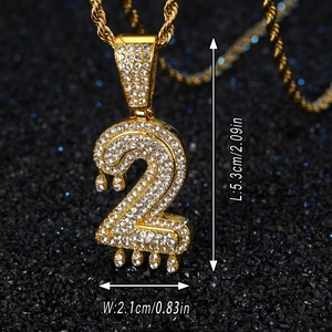 Détail du pendentif hip hop chiffre 2 avec strass et design de goutte de métal liquide