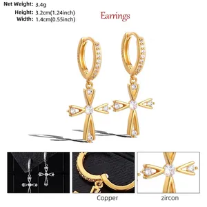 Boucles d'oreilles croix en cuivre plaqué or avec zircons et gravure S925