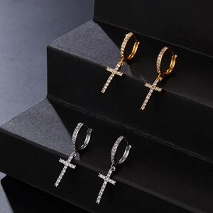 Luxuriöse Kreuz-Ohrringe in Gold und Silber mit funkelnden Zirkonia-Steinen besetzt