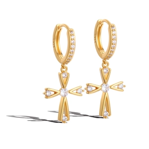 Détail de boucles d'oreilles créoles dorées en argent S925 avec croix en zircon