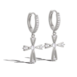 Détail de boucles d'oreilles en argent S925 avec pendentifs croix et zircons étincelants