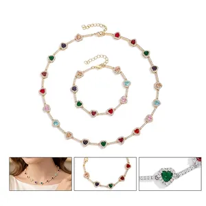 Detalle del conjunto de collar y pulsera con circonitas multicolores en forma de corazón