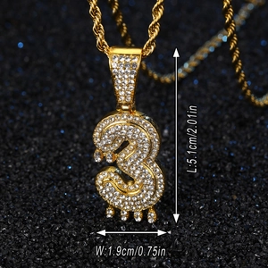 Détail du pendentif chiffre 3 doré avec strass et dimensions de 5,1cm sur 1,9cm