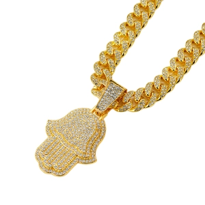 Pendentif Main de Fatma glacé avec chaîne cubaine dorée pour un style hip-hop chic