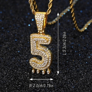 Gros plan du pendentif numéro 5 avec strass et dimensions de 5,3 cm sur 2,0 cm