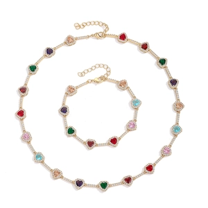Detalle del conjunto de collar y pulsera con corazones de circonita multicolor