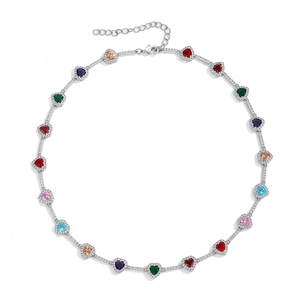 Detalle del collar tennis de circonitas con forma de corazón multicolor y cierre de langosta