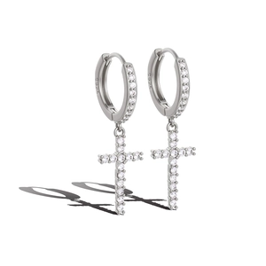 Nahaufnahme von S925 Silber Creolen mit zirkonia besetzten Kreuzanhängern für Damen