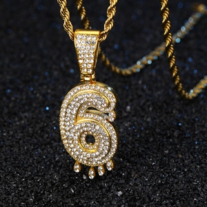 Détail du pendentif hip-hop chiffre 6 avec strass sur une chaîne torsadée dorée