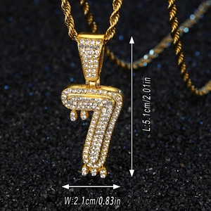 Vue macro du pendentif chiffre 7 hip hop doré avec cristaux et effet goutte d'eau