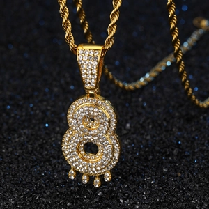 Détail du pendentif chiffre 8 serti avec chaîne en corde dorée et gouttes d'eau