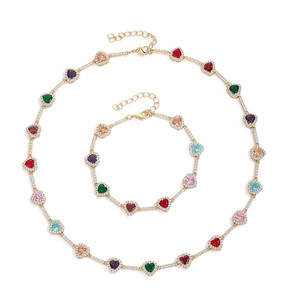 Conjunto de joyas doradas con circonitas de colores en forma de corazón con collar y pulsera