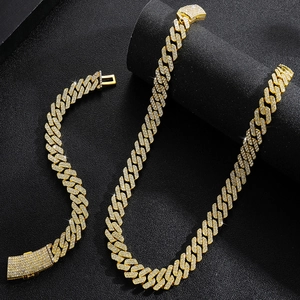 Ensemble collier et bracelet à maillons cubains dorés glacés avec cristaux brillants