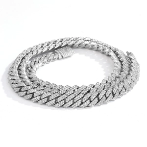 Dettaglio di una catena cubana argentata con pavé di zirconi e motivi a diamante