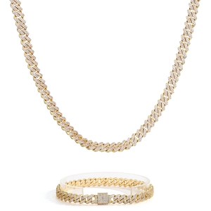 Dettaglio del set catena Cuban dorata con pavé di zirconi e chiusura a fibbia quadrata