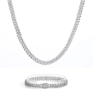 Dettaglio della catena e bracciale cubano 10mm con chiusura a scatola micro-pavé di diamanti