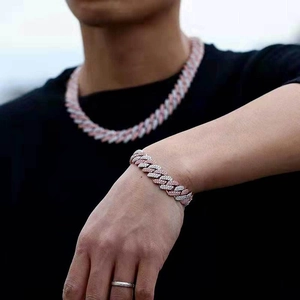 Κοντινό πλάνο δίχρωμης αλυσίδας Cuban Link σε ροζ χρυσό και ασήμι με pavé από ζιργκόν