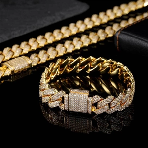 Makroaufnahme des 15mm Gold-Cuban-Link-Schmucksets mit eisigen Zirkon-Kristallen