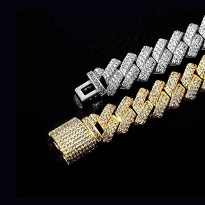Λεπτομέρεια macro από κουβανέζικες αλυσίδες 20mm σε χρυσό και ασήμι με pave στρας