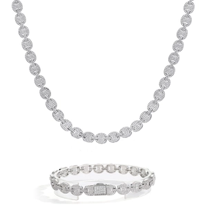 Détail macro de l'ensemble collier et bracelet à maillons cubains en argent sertis de zircons