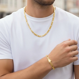 Vergoldetes Figaro-Halsketten- und Armband-Set im Hip-Hop-Stil am Model gezeigt