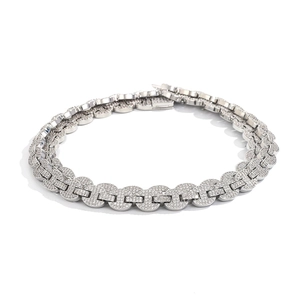 Détail macro de la chaîne gourmette argentée avec oxydes de zirconium micro-pave