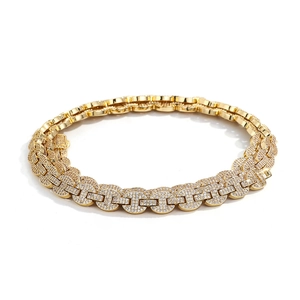 Détail du collier maille marine dorée avec zircons sertis et fermoir de précision