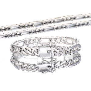 Details von silbernem Figaro-Panzerarmband mit polierter Schließe auf Reflexionsfläche