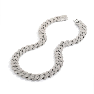 Λεπτομερής όψη του χιπ χοπ κολιέ Cuban Link 15mm με τριπλή σειρά από αστραφτερές πέτρες ζιργκόν