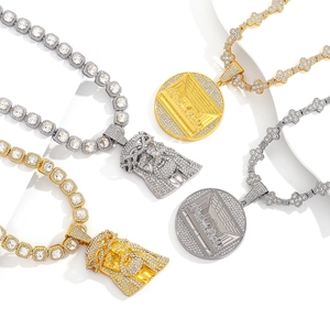 Vue détaillée des pendentifs hip hop sertis de cristaux et de leurs chaînes tennis