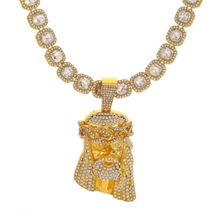 Détail du pendentif hip hop doré tête de Jésus avec cristaux et chaîne à maillons cubes