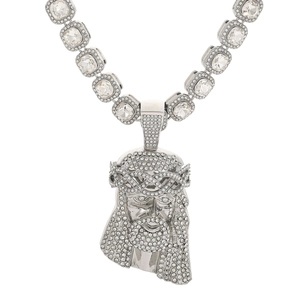 Détail du pendentif Jésus hip hop argenté serti de strass brillants et chaîne cubaine