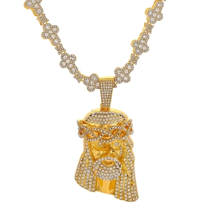 Détail du collier pendentif Jésus hip-hop en finition dorée avec cristaux brillants