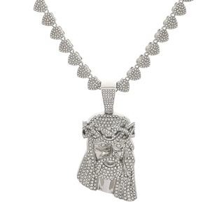 Détail du pendentif Jésus hip-hop argenté orné de strass avec une chaîne à maillons cœur