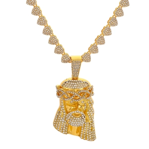 Détail du pendentif Jésus hip hop avec strass transparents sur une chaîne cubaine dorée