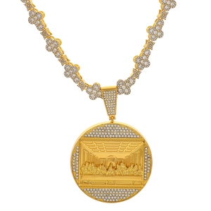 Détail macro du pendentif hip hop doré La Cène orné de cristaux brillants sur chaîne