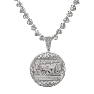 Détail du pendentif La Cène avec chaîne de cœur glacée en style hip-hop argenté