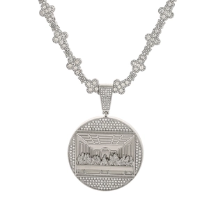 Détail du collier hip hop avec pendentif La Cène et chaîne à maillons en croix