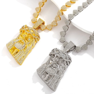 Détail macro du pendentif Jésus hip hop avec chaîne cubaine en forme de cœur diamants