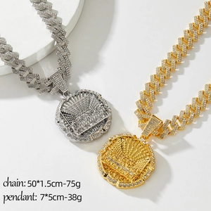 Chaîne cubaine hip hop avec grand pendentif médaillon portrait serti de strass brillants