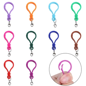 Détails de crochets acryliques colorés montrant la flexibilité et le fermoir mousqueton