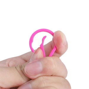 Gros plan sur les marqueurs de maille en plastique rose montrant flexibilité et taille