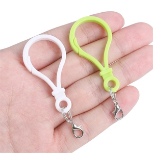 Détail de porte-clés en acrylique blanc et vert avec fermoir mousqueton pour bijoux DIY