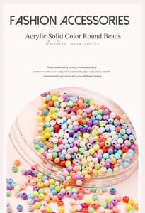 Detalle macro de cuentas redondas de acrílico en colores macaron para joyería DIY